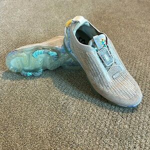 Nike Vapormax 220. Women’s size 9. Basically brand new.